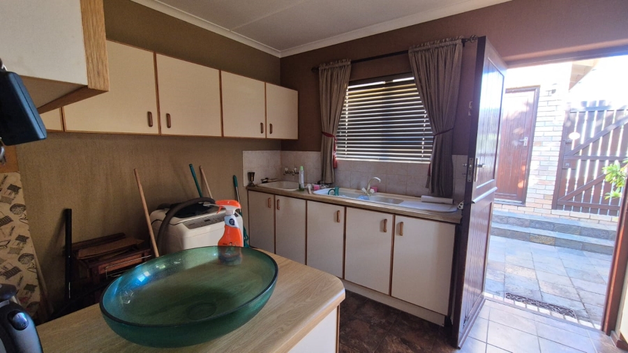 To Let 3 Bedroom Property for Rent in Wavecrest Eastern Cape